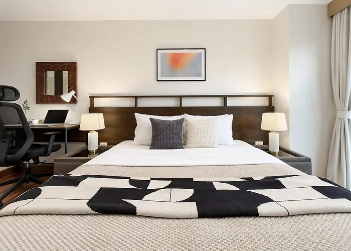 Near Bts L Spacious 57 Sqm L Work-friendly 曼谷