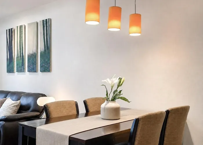 Near Bts L Spacious 57 Sqm L Work-friendly 曼谷