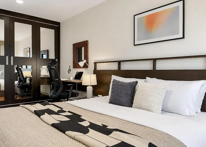 Near Bts L Spacious 57 Sqm L Work-friendly 曼谷