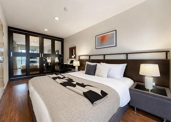 Near Bts L Spacious 57 Sqm L Work-friendly 公寓